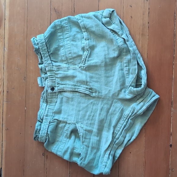 Free People Topanga Cuff Short in Oil Green.  Medium - Picture 5 of 6